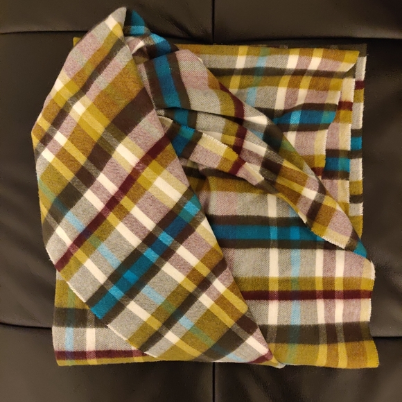 Beautiful ultra soft infinity scarf - Picture 1 of 4